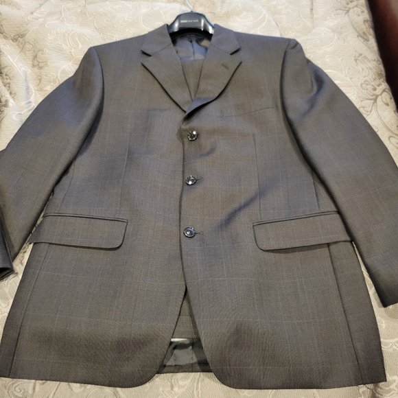 Men's Suit - Picture 2 of 2